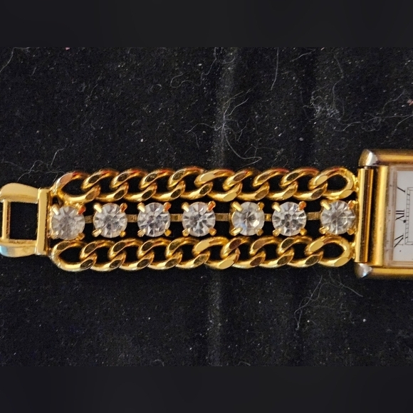 Beautiful Vintage Forem womens watch with Simulated Diamonds and gold strap